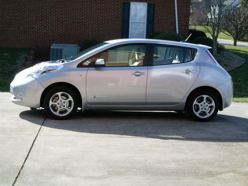 2011 nissan leaf sl with cold weather package and level 2 240v home charger !!!