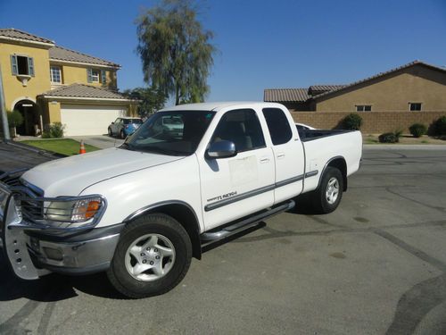 2000  toyota  thundra 4dr sr5   fully loaded  only 2 owners  134,000 orig  miles