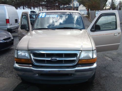 1998 ford ranger xlt--4 cyl--4sp with over drive--99k--excellent body