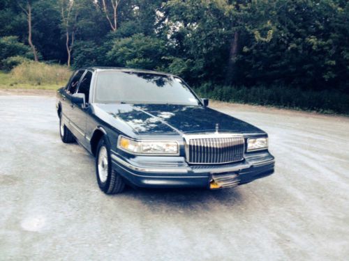 1996 lincoln town car executive sedan 4-door 4.6l