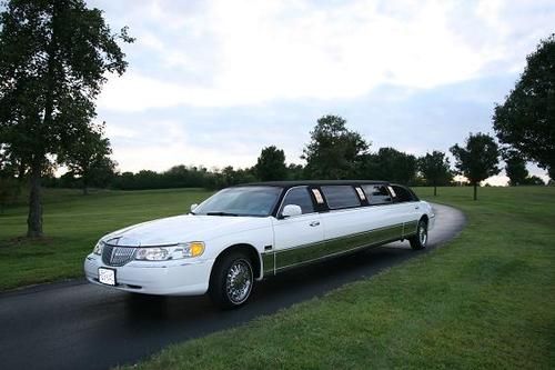 1998 120" lincoln town limousine very nice no reserve