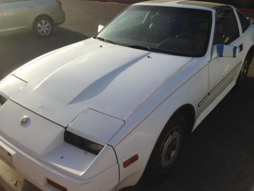 1986 white nissan 300zx two door hatchback with digital interface