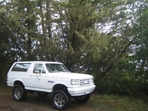 1987 ford bronco 4x4 lifted...leather interior new paint and carpet..turn key***
