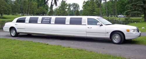 Lincoln town car 14 passenger limousine