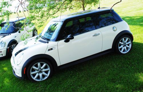Mini cooper s must see!  6 speed, new paint 2005 w/ dinghy supercharged white.