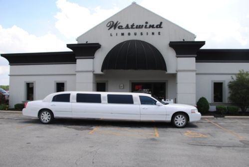 Limo, limousine, stretched town car, super stretch