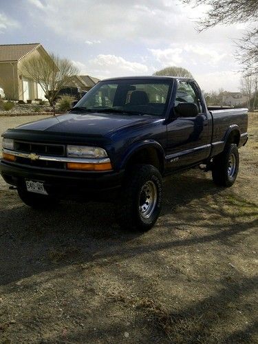 2000 chevrolet s-10 truck,  4x4 , new tires, very clean