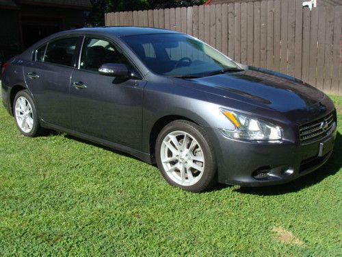 2011 nissan maxima sv -  nearly new - 25k miles - leather - smells factory