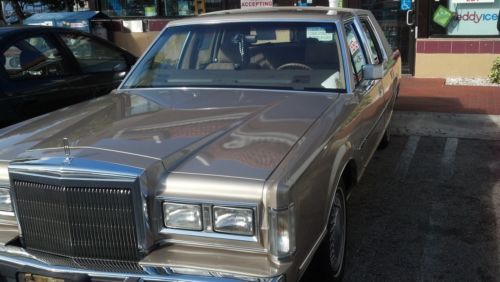 Classic....1988 lincoln town car ,, great looking ang running vehicle!!