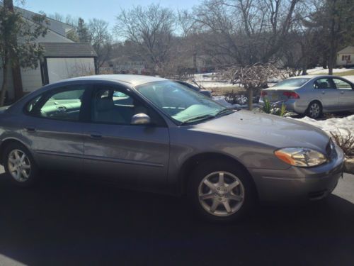 Mint 2006 ford taurus  loaded extras and low miles