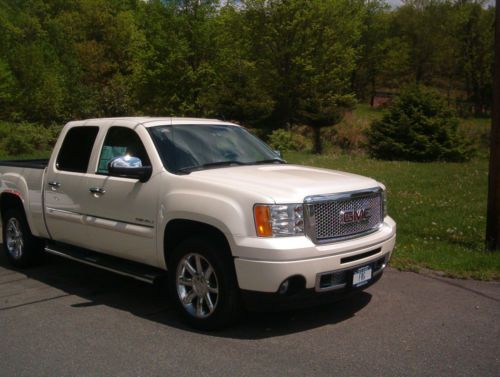 Gmc denali  1500 crew cab, awd absoutely like new. less than 12k miles