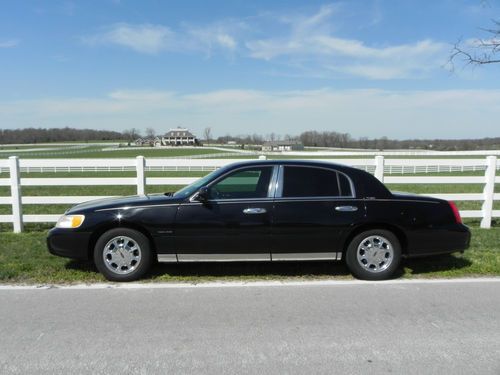 Beautiful 1999 lincoln town car signature series all optons  no reserve