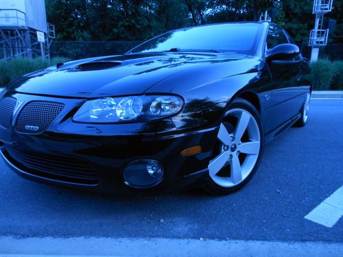 2005 pontiac gto base coupe 2-door 6.0l black on red babied car no winters