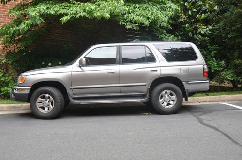 Toyota: 4runner sr5 2002 v6 2wd in excellent condition