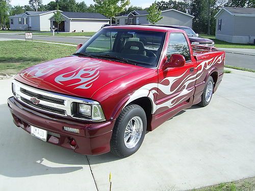 1996 chevy s-10 red show truck custom paint with grapics 305 h.o.v8 6 speed
