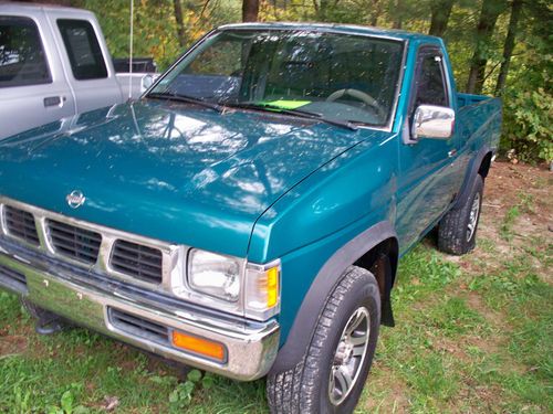 1996 nissan pickup 4x4 4cyl 5 speed 124k miles clean title  *no reserve*