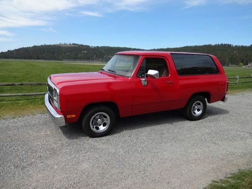 1993 ramcharger 2wd super cool