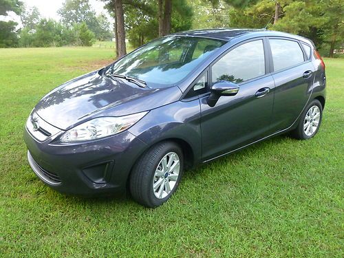 2013 ford fiesta se - 4dr hatchback, metallic gray, immaculate condition
