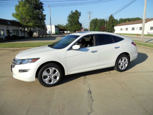 Loaded! power everything! leather! 4wd! check out this beautiful crosstour!!