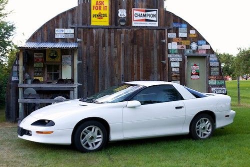 1997 chevrolet camaro,white,143,052 km,vg condition and runs great!2nd owner