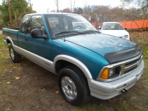 1994 chevrolet s-10 extra cab 4x4 4.3liter 6cylinder engine with airconditioning