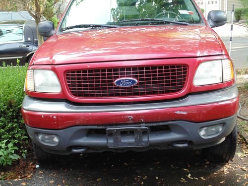 Ford expedition 2000 xlt red