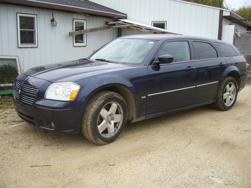 2005 dogde magum,all wheel drive,150.000 miles,moon roof,dark blue,new tires,sec