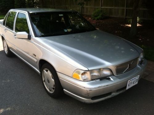 Volvo s70 sedan     3 day auction only