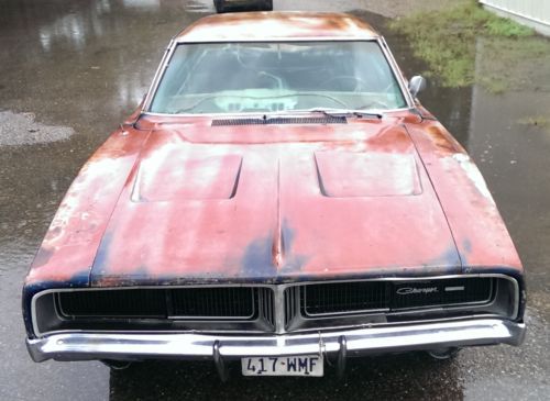 1969 dodge charger 383 auto , very complete  needs restoration ,    no reserve