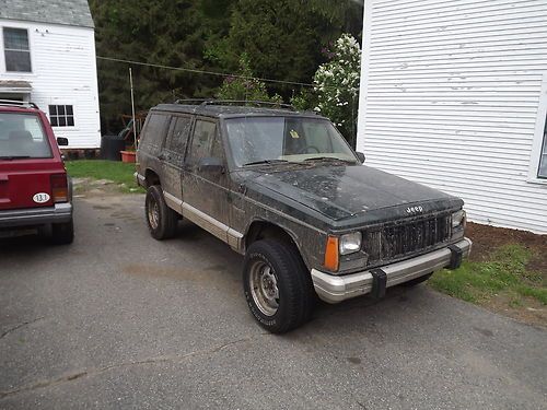 1995 jeep cherokee 4.0 automatic  4x4  delivery available!!  great mudder!!