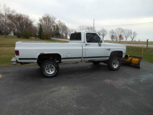 1983 chevy 4wheel drive 1/2 ton pick up truck