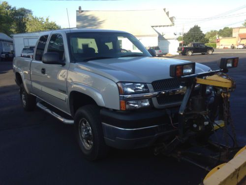 2004 chevrolet silverado 2500hd with fisher plow and salter 80k miles clean 4x4!