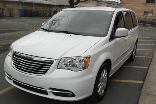 2014 chrysler town country white 15150 miles dvd dvd screen rear cam stow n go