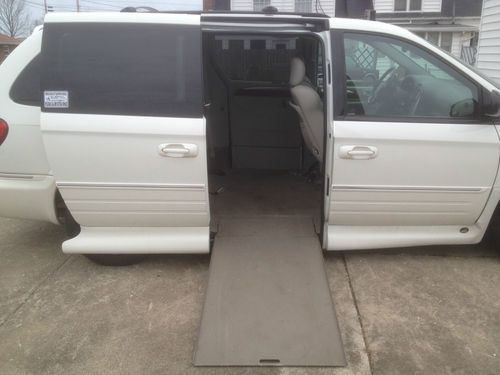 Handicap minivan, 2007 limited chrysler town and country