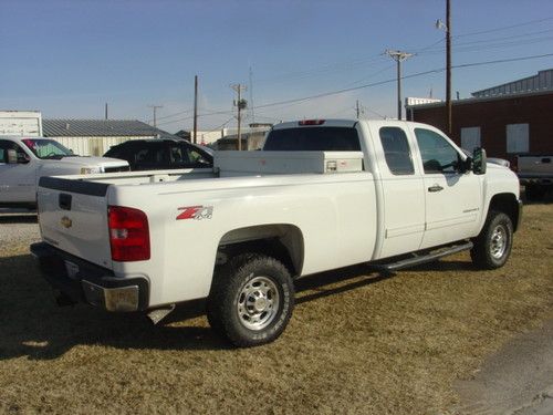 2009 chevy 2500 hd 4x4 extended cab long bed very clean in and out one owner