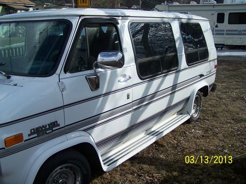 Chevy g20 gladiator -- 7 passenger van, 33k low miles, new rubber