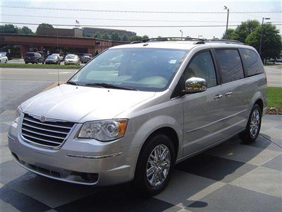 Loaded chrysler town &amp; country heated seats sirius backup camera power doors