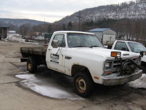 1986 dodge power ram 150 , 4 x 4, snow plow truck, steel and wood flatbed