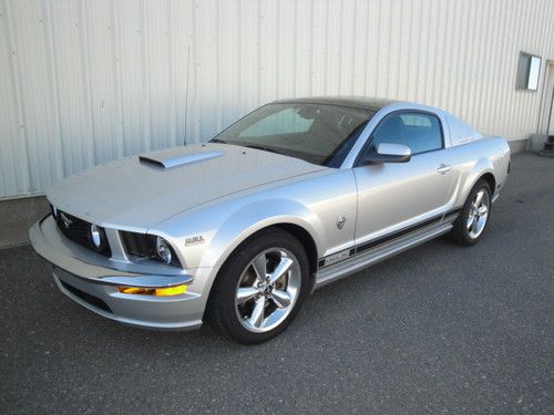 Mint, loaded 2009 ford mustang premium gt coupe - glass roof, navigation, etc.