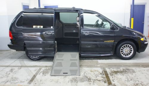 Town &amp; country handicap accessible wheelchair van braun side entry self driver