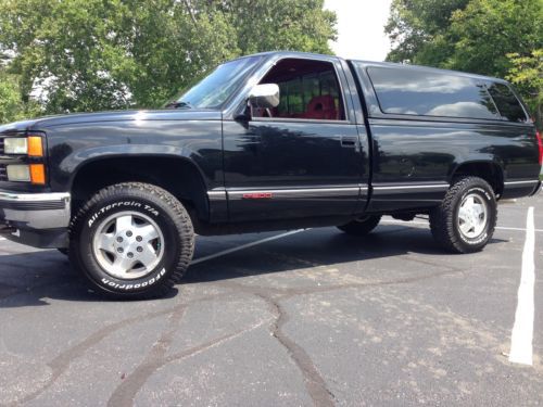 Beautiful black chevrolet truck youve been looking for. 350 5.7 k1500 4x4 z71