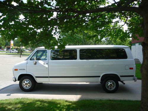 No reserve 95 chevy g30 ext 32k miles 5.7l beauville sport hyd lift must sell !!