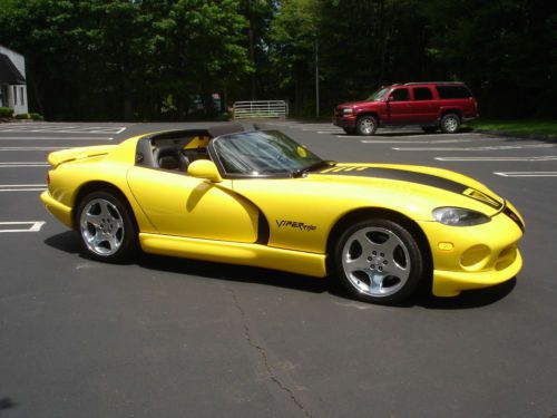1999 dodge viper r/t-10  v-10 8.0l, 6 speed  21,800 miles !   yellow