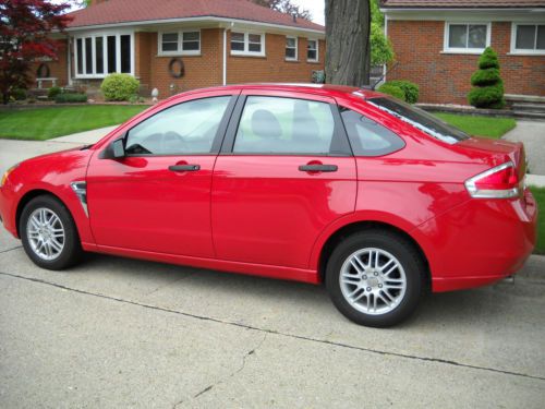 2008 ford focus se, 34000 mi, 4 door, red with black, grey interior