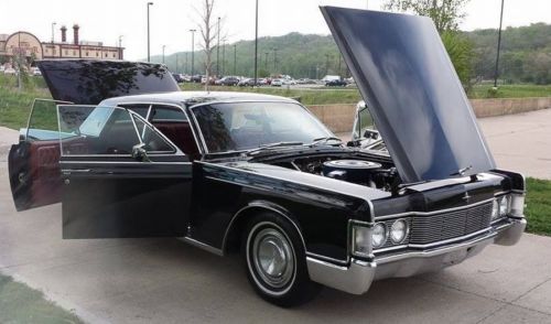 Beautiful 1968 lincoln continental with suicide doors