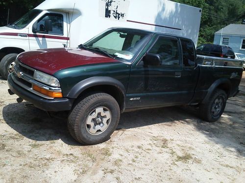Chevy s10 zr2 4x4 automatic extended cab chevrolet pickup  work truck