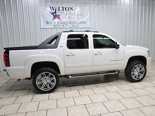 Heated power leather seats,camera,white,black interior,4x4,lifted,22"wheels