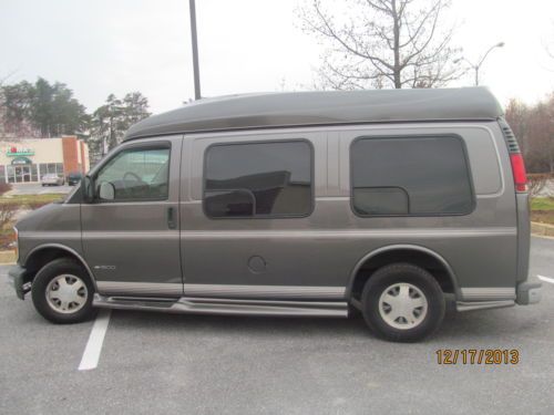 2000 chevy express 1500 fully loaded with 17&#039; flat screen tv. nice