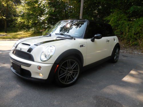 Low miles, clean carfax, 1 owner, pano roof mini &#039;s&#039;