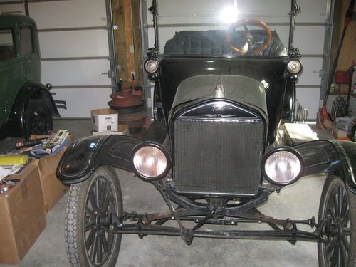 Vintage 1918 model t ford black 3 door touring convertible